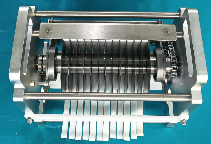 Circular blade carrier and blade sleeve changeover on chicken breast strip cutter